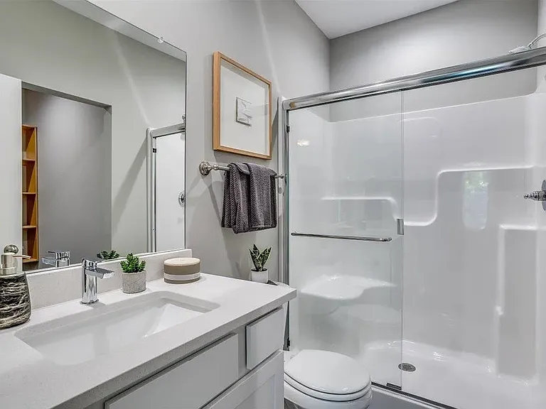4946 N Vassar Ave — Photo 12