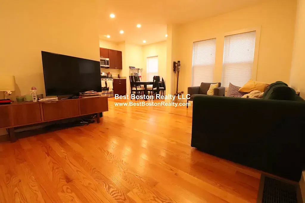 3 bed, 2.0 bath, 1500 sqft, $4,200 — Photo 1