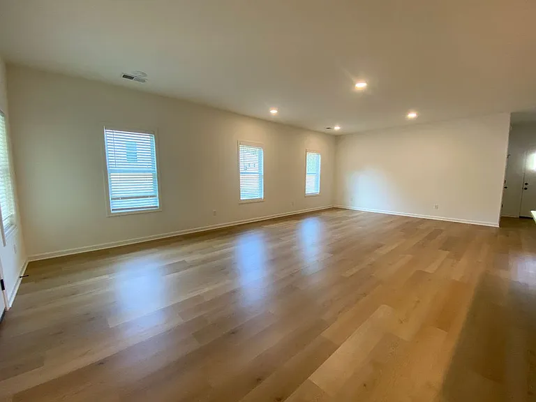 33 Oak Ave — Photo 2