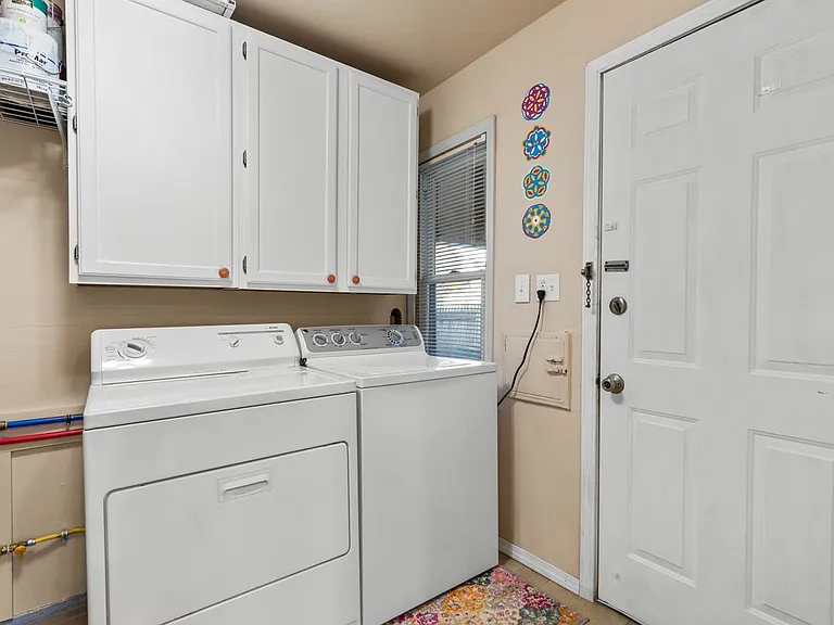 2215 Rowland Ave — Photo 2