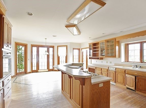 4th image of 2324 Cedar Ln