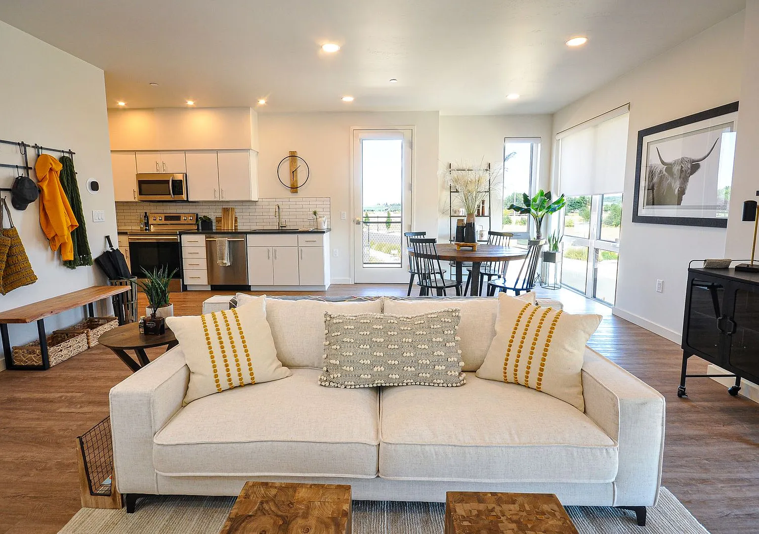 Contemporary 2 bed, 2.5 bath Townhouse — Photo 4