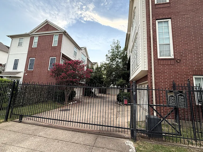 2248 La Branch St — Photo 32