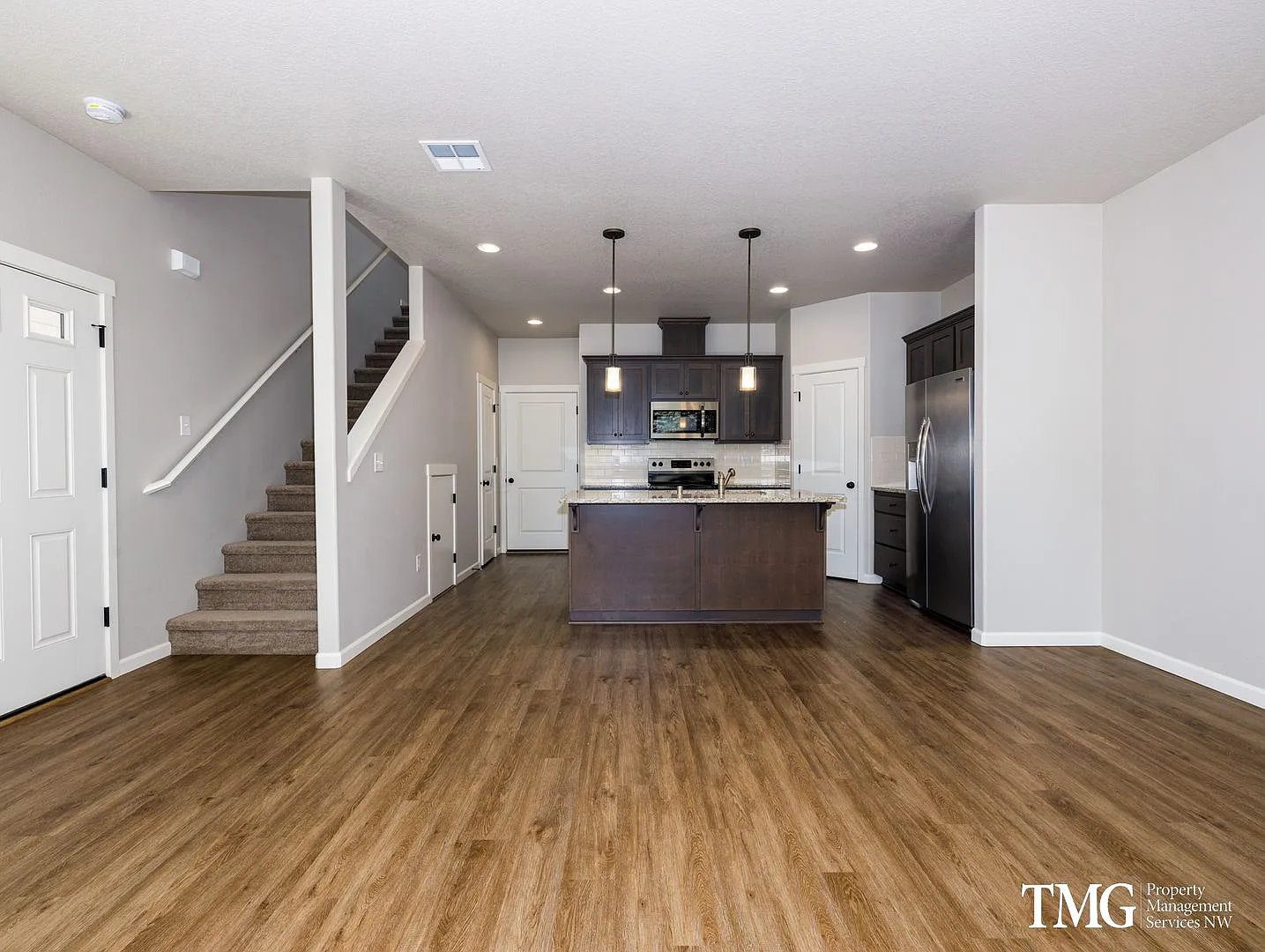 End-Unit Townhome - Modern Finishes, Air Conditioning, Garage! — Photo 2