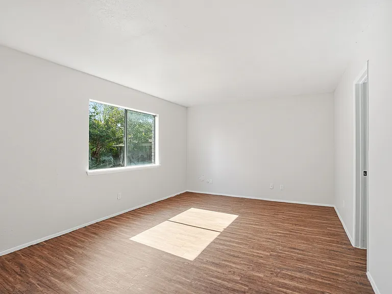 2711 Treeview Dr — Photo 13