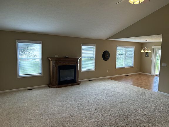 4th image of 909 Stoneybrook Dr