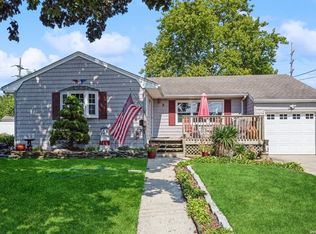 3 Clifford Dr, Farmingdale, NY 11735