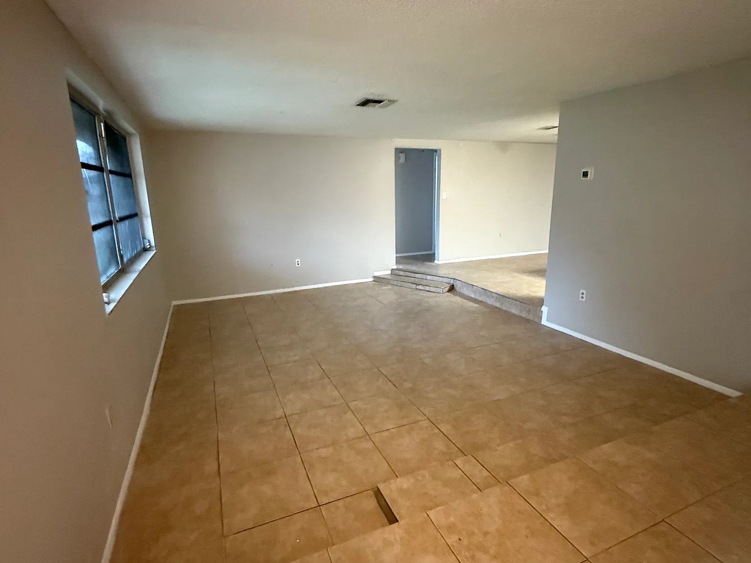 4 Bedroom, 2 Bathroom — Photo 2