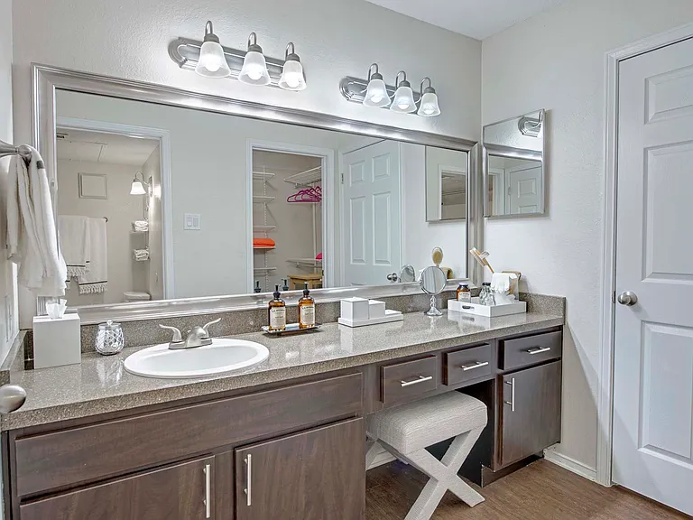 16300 Ledgemont Ln — Photo 9