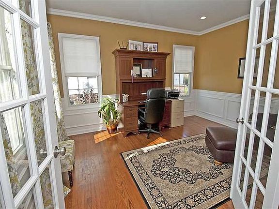 5th image of 223 Strawberry Cir