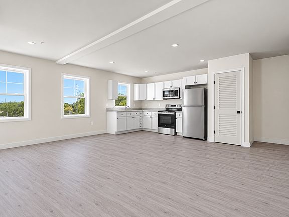 2nd image of 131 Perry St #402