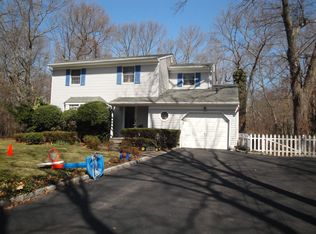 43 N Country Rd, Shoreham, NY 11786