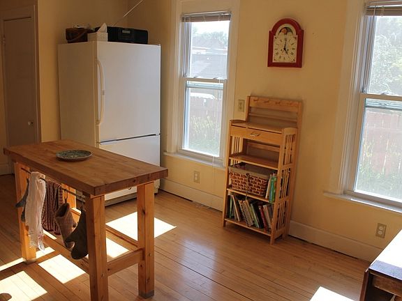 4th image of 274 Banfil St