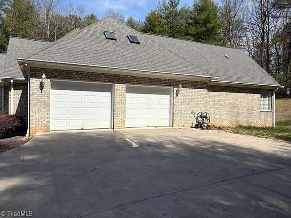 4th image of 1633 Skyland Dr