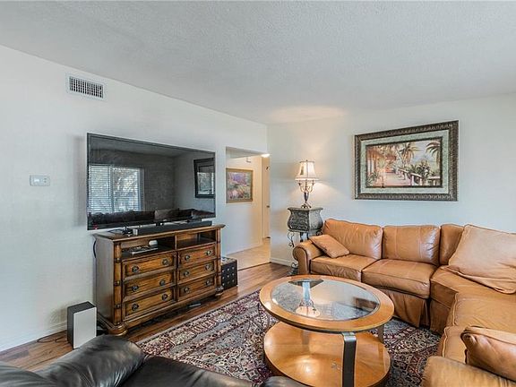 4th image of 310 Terrace Dr E
