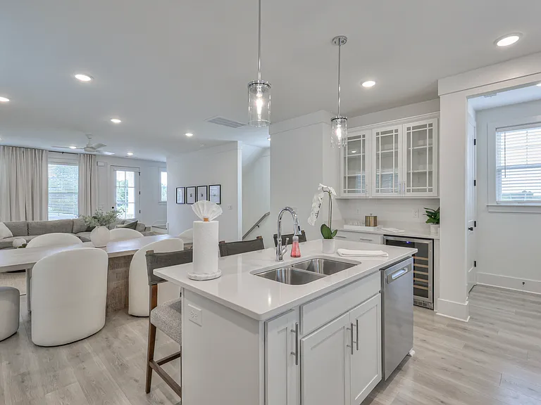 1589 Residences — Photo 42