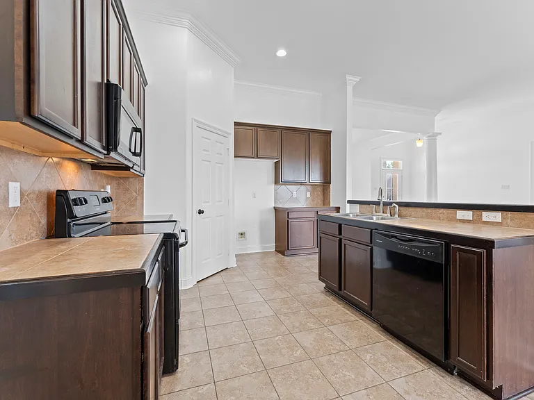 5111 Queens Carriage St — Photo 3