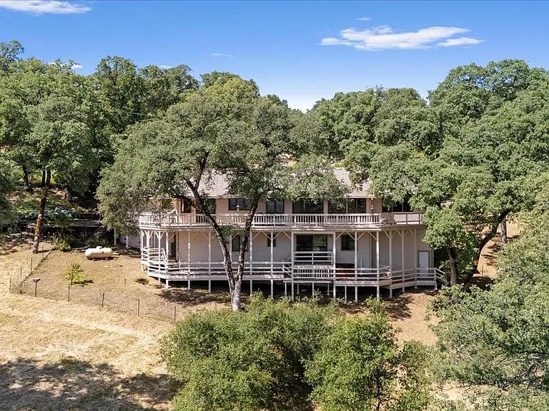 1049 Woodside Ln — Photo 14