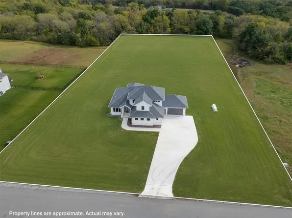 13311 Woodland Ranch Dr, Lone Jack, MO 64086