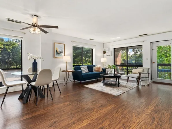 4 Summit Dr APT 001, Reading, MA 01867