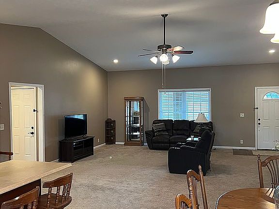 3rd image of 40 Oak Ave