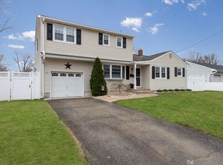 2 Lakewood Pl, Port Monmouth, NJ 07758