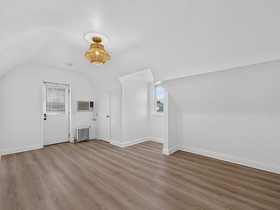 4th image of 69 Bank St Floor 2