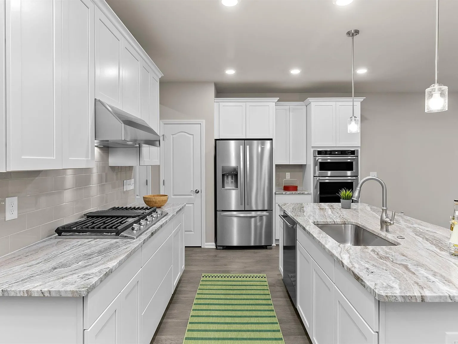 3 bed, 2.5 bath, 1960 sqft, $3,000 — Photo 1