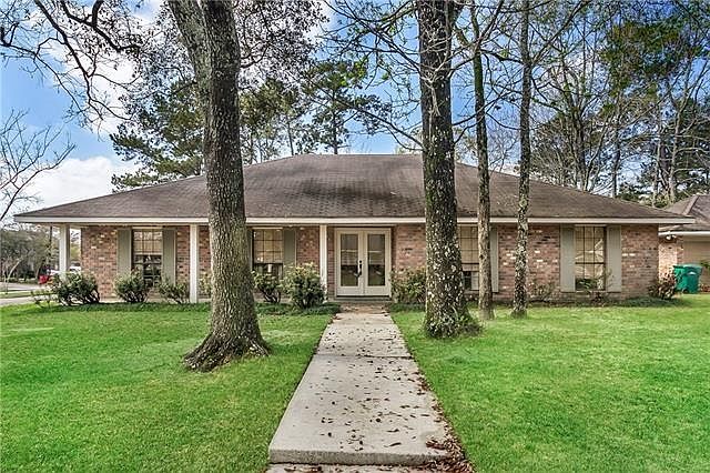 1st image of 301 W Queensbury Dr