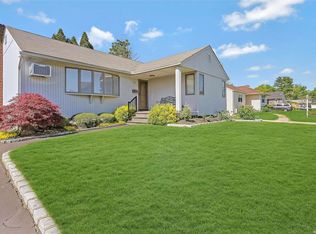 18 Chadwick Rd, Syosset, NY 11791