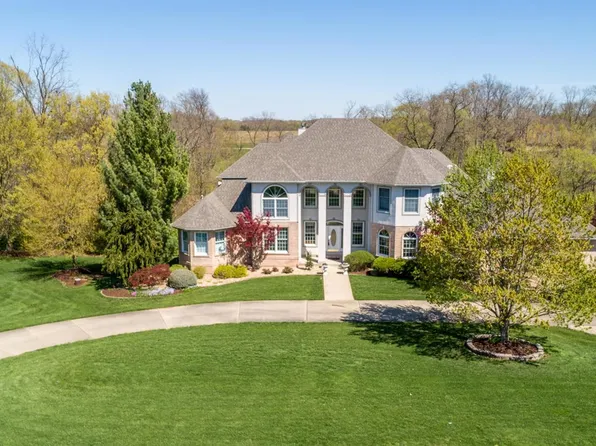 19 Eagle Lake Dr, Columbia, IL 62236