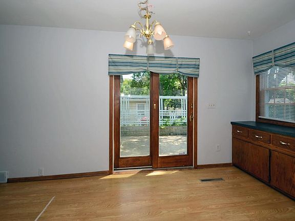 5th image of 1636 Iowa Ave E