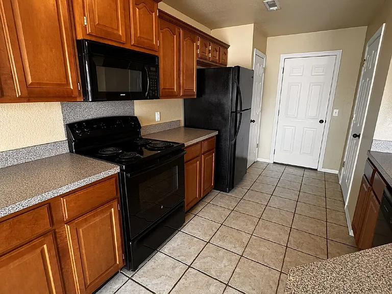 1532 Hutchinson St — Photo 5