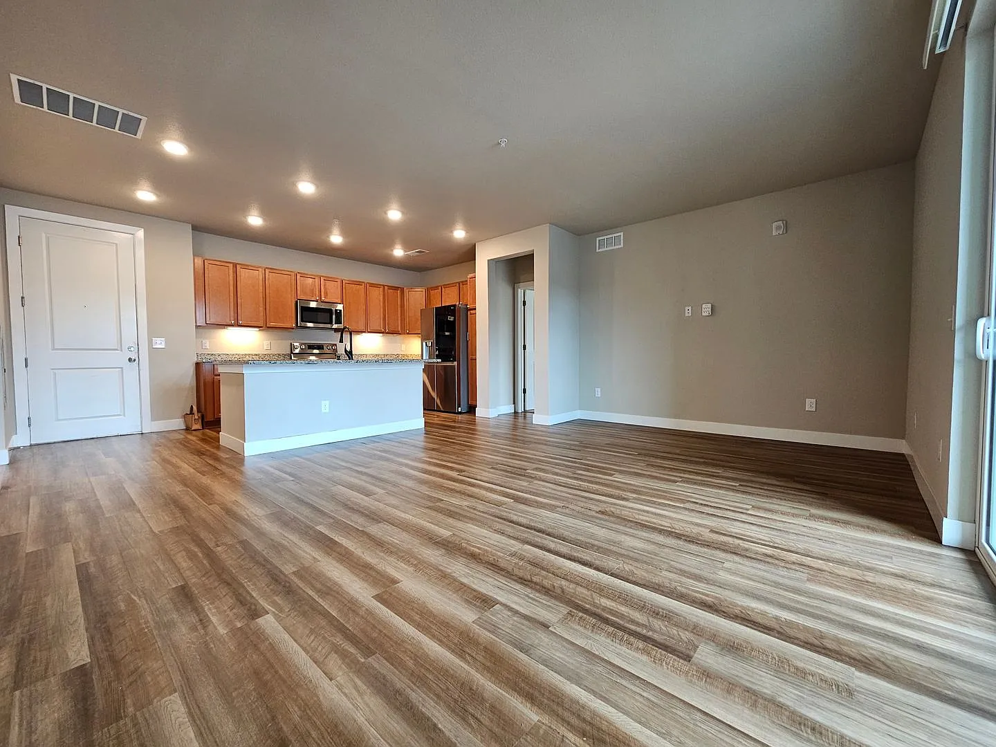 Beautiful, Modern and Bright 2 Bedroom 2 Bath Condo in the Aurora Area — Photo 2