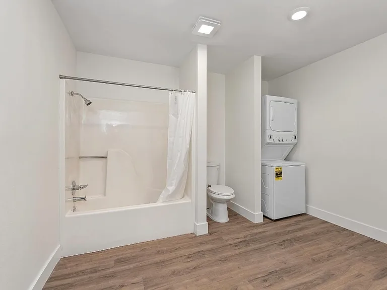 1001 E 16th St #5 — Photo 2