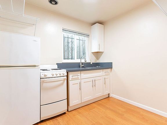 2nd image of 200 E 15th St #220-12