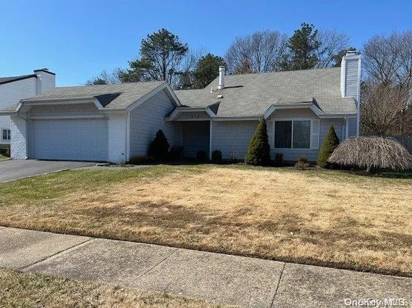 872 Greenbelt Parkway W, Holbrook, NY 11741