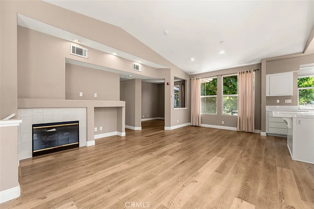 2 bed, 1057 sqft, $3,495 — Photo 3