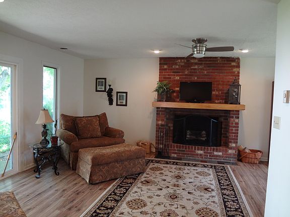 4th image of 640 Canterbury Ct
