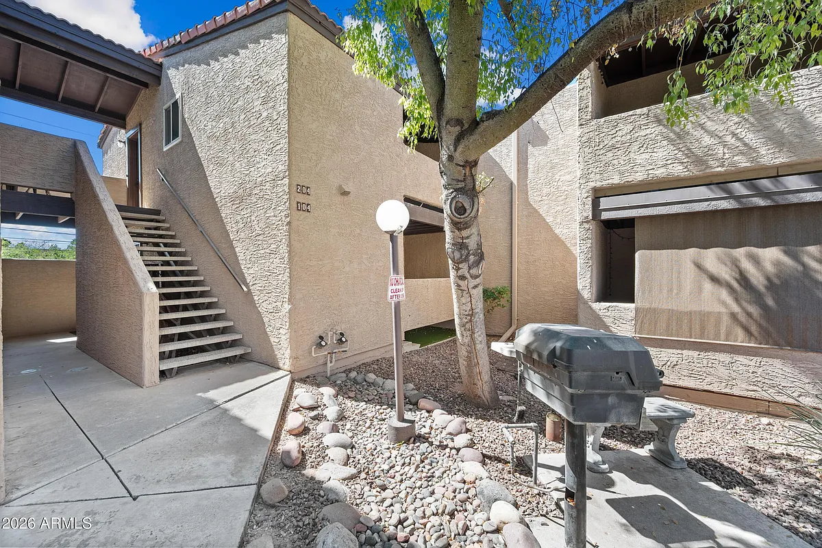 Building Photo - 5146 E Oak St #204