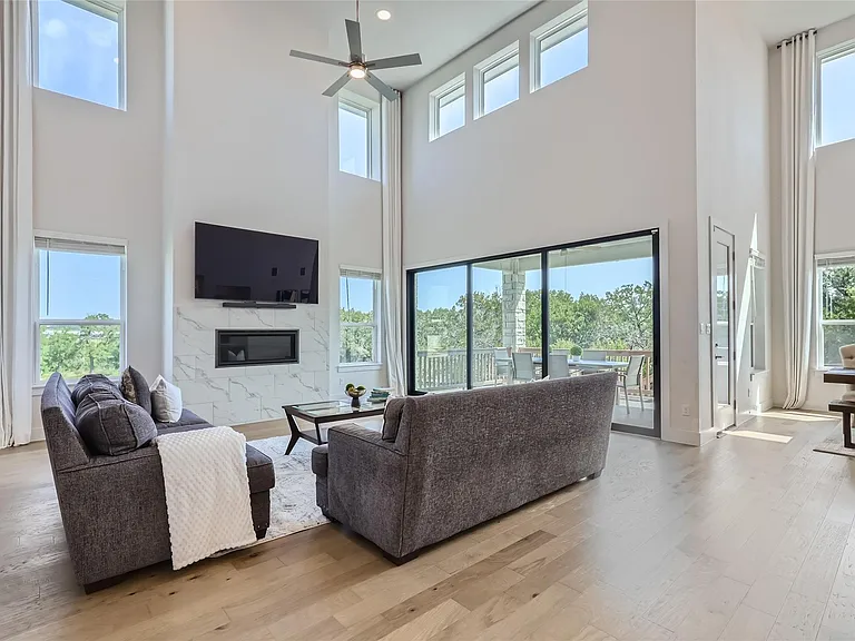 704 Palamos Dr — Photo 5