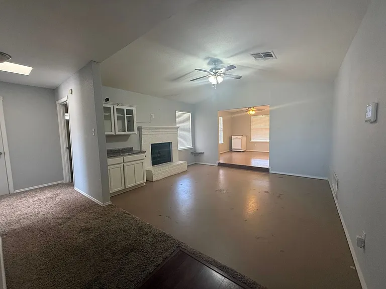 609 Montwood Dr — Photo 2