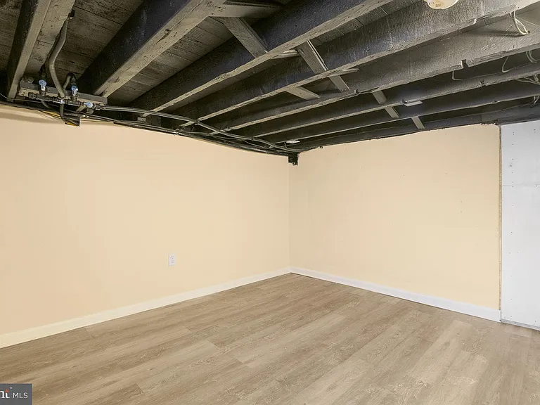 1123 W Lombard St — Photo 37