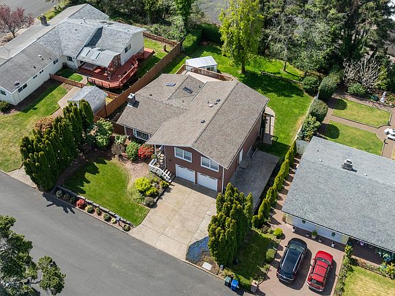 2nd image of 2021 NE Crestview Dr