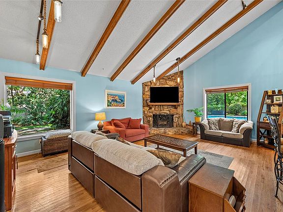 5th image of 2503 High Oaks Ln