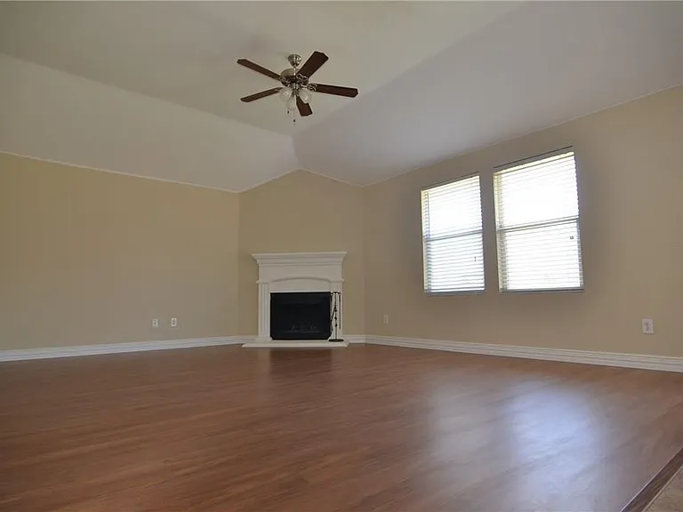 913 Fleming St — Photo 3
