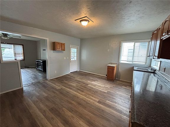 5th image of 411 Verona St