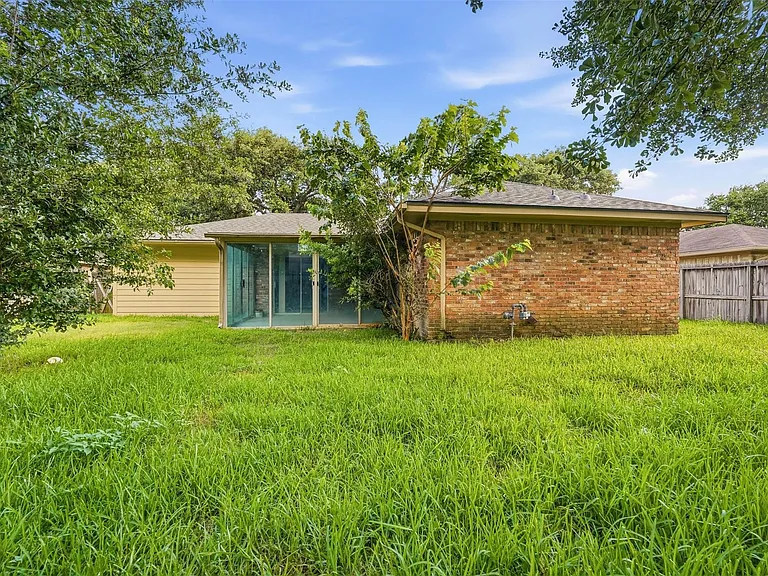 810 Sunnybrook Ln — Photo 3