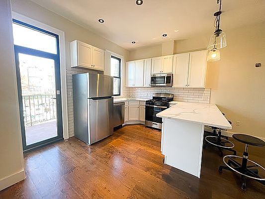 3rd image of 23-82 32nd St #Tp-3rdfl