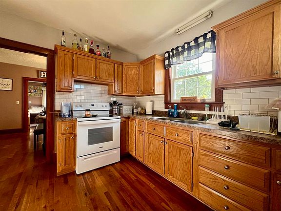 2nd image of 749 Oakwood Dr